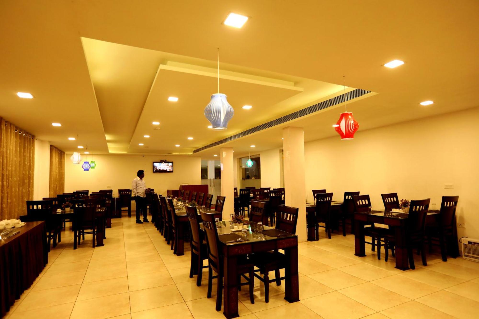Hotel Queens Inn Веланканни Экстерьер фото