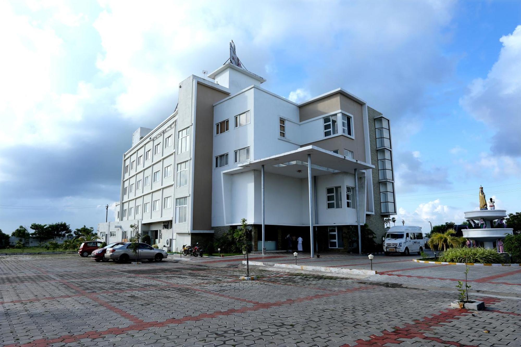 Hotel Queens Inn Веланканни Экстерьер фото