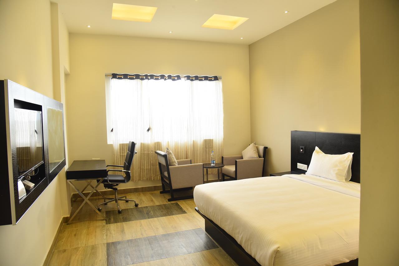 Hotel Queens Inn Веланканни Экстерьер фото