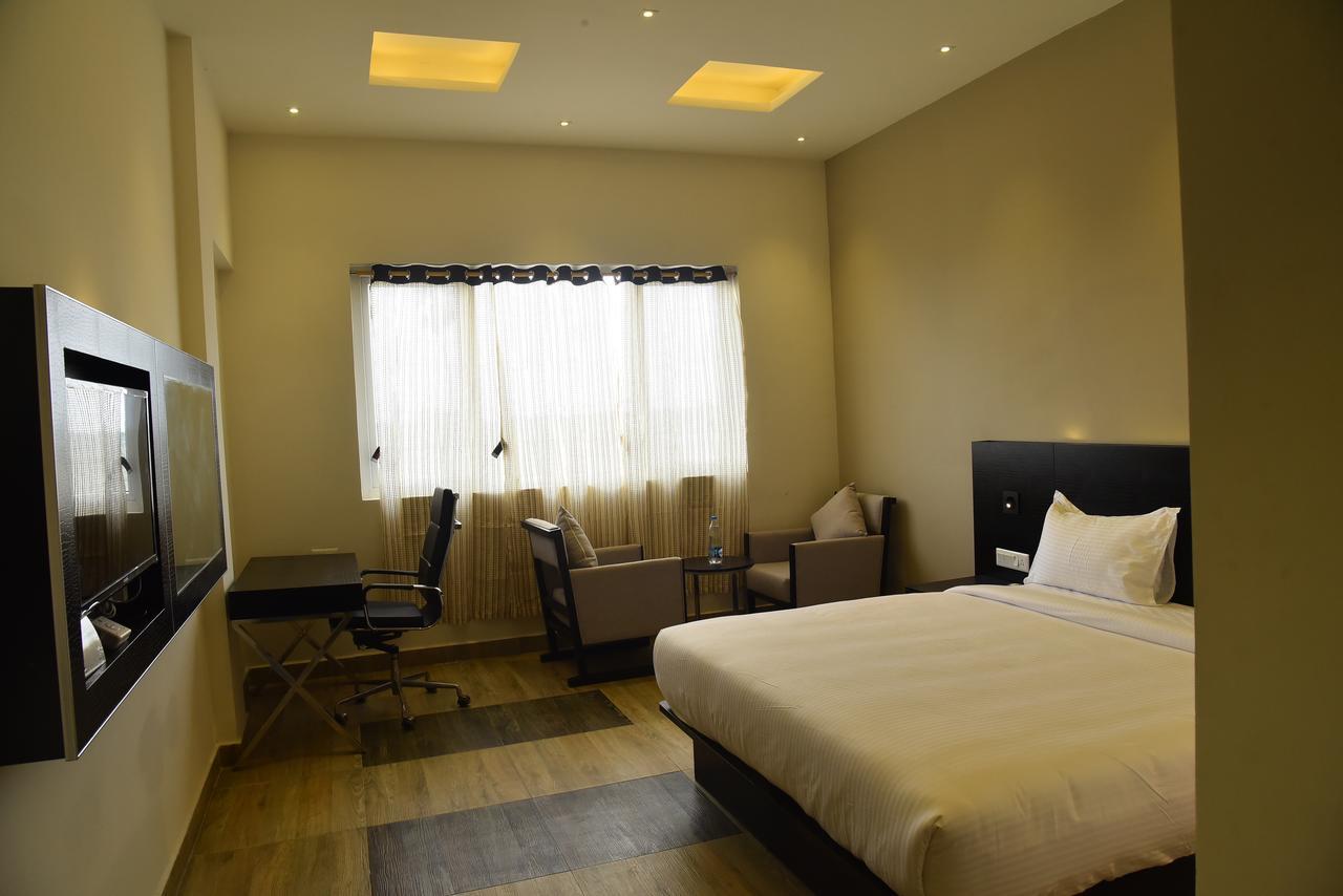 Hotel Queens Inn Веланканни Экстерьер фото