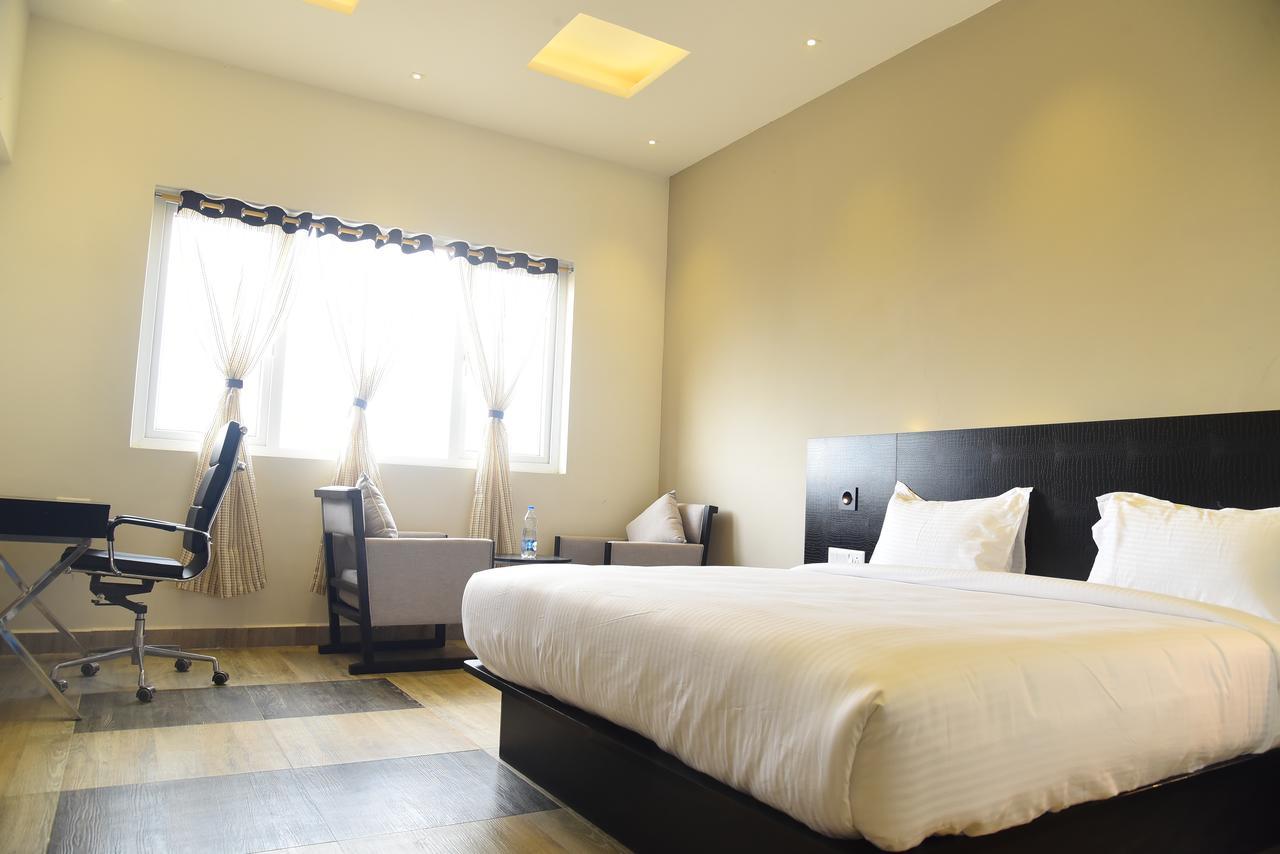 Hotel Queens Inn Веланканни Экстерьер фото