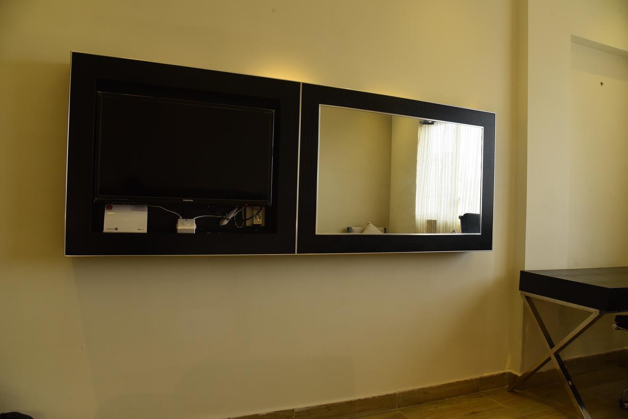 Hotel Queens Inn Веланканни Экстерьер фото