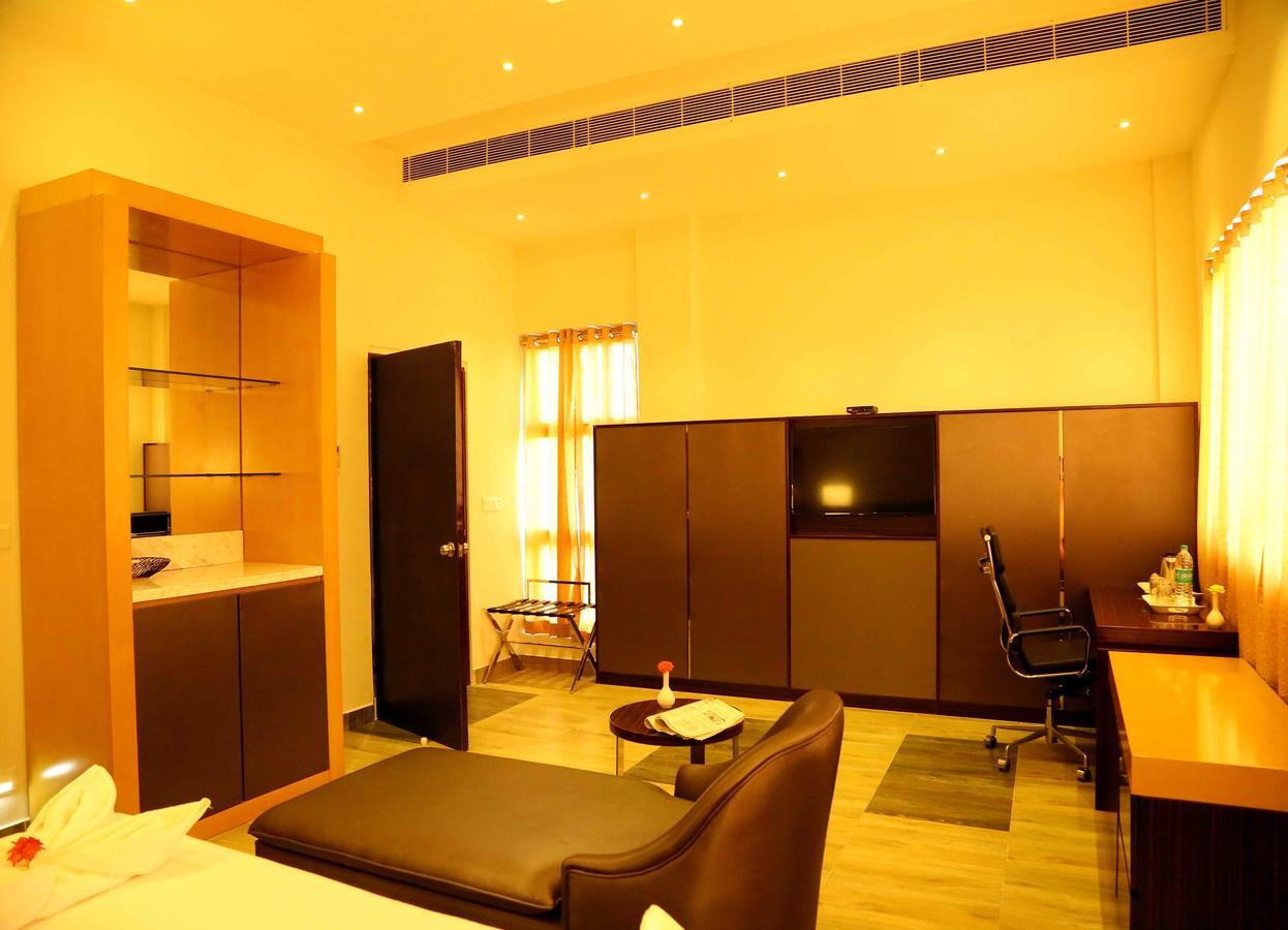 Hotel Queens Inn Веланканни Экстерьер фото