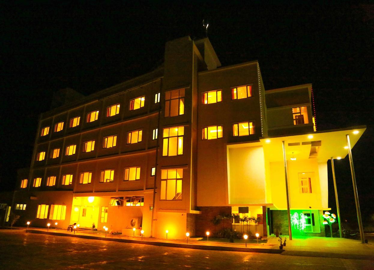 Hotel Queens Inn Веланканни Экстерьер фото