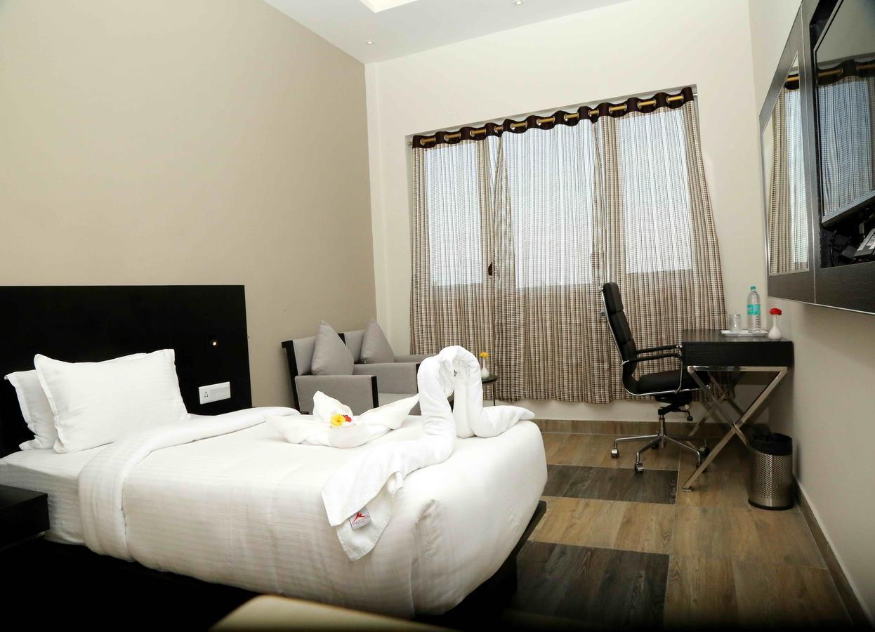 Hotel Queens Inn Веланканни Экстерьер фото