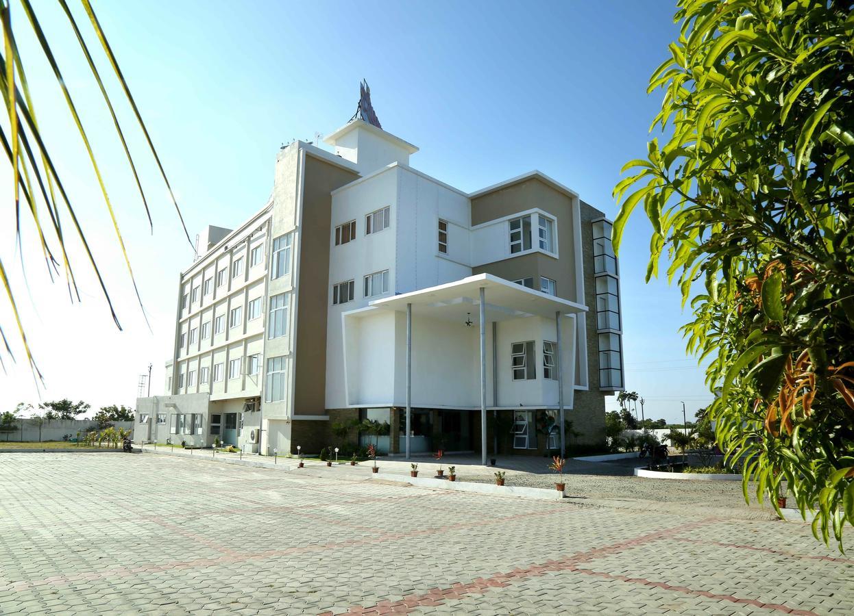 Hotel Queens Inn Веланканни Экстерьер фото